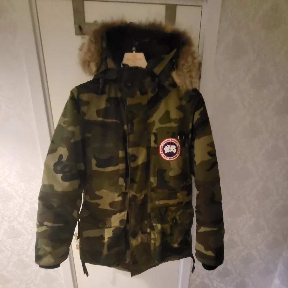 Canada goose jacks camo som ny. Köpt på johnells för 14500kr stl s/p. Jackor.