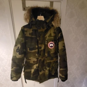  Abada goose jacka som ny - Canada goose jacks camo som ny. Köpt på johnells för 14500kr stl s/p