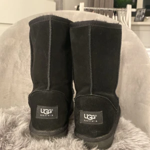 Uggs i nyskick  - Säljer dessa uggs som är i superskick,endast använda 2-3 gånger! Dem är i storlek 38 från ”outnorth” skriv gärna för mer bilder eller funderingar!💗(säljs nu för 400+99kr för frakten)