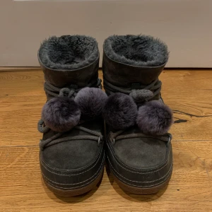 Inuikiis - Säljer dessa fina inuikkiis! Dom är i brungrå mocka och kommer med pälsbollar som man kan fästa på snörena 💗