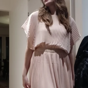 Rosa klänning - Fin rosa klänning från Lindex! 💗 Den är superfin men kommer inte till användning hos mig. TAR ENDAST SWISH SÅ KONTAKTA MIG OM DU VILL KÖPA!