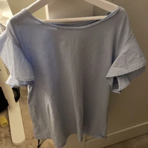 Tröja  - Säljer en jätte fin tröja ifrån mango. I strl s. Volang armar i en jätte fin blå färg. Aldrig använd  säljer för 80kr