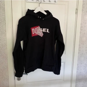 Diesel hoodie - Hoodie från Diesel, fint skick, använd en gång. Storlek 170 men passar även den som har Small/medium. Nypris 749