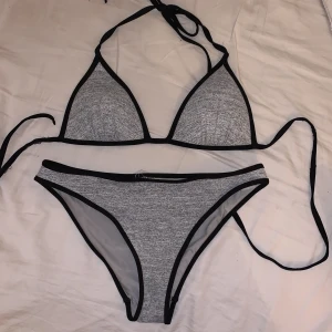 Grå bikini - Säljer denna bikini från H&M som jag köpte för något år sedan, då jag har massa så den blir inte använd. Den passar XS Köparen står för frakten📦💕