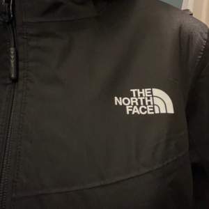 Svart North Face jacka med luva. Helt ny, aldrig använd! Nypris: 2000 kr