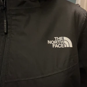 North Face jacka - Svart North Face jacka med luva. Helt ny, aldrig använd! Nypris: 2000 kr