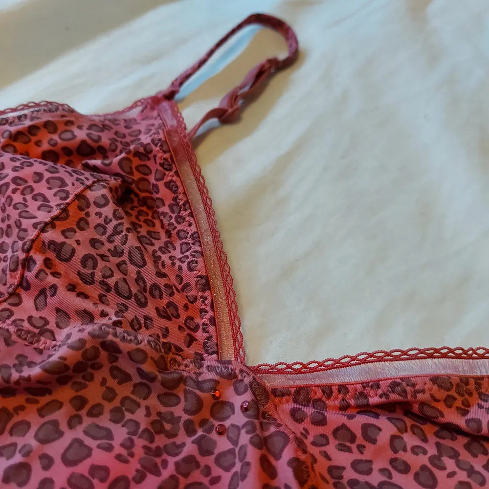 Ett jättefint rosa linne/lingerietop från Etam. Saknas storlek, men skulle gissa på S, men hade även funkat för xs - m. 
