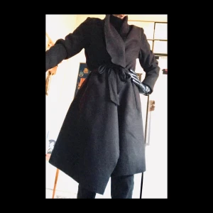 Black unlined autumn coat  - Warm black coat with huge lapels and big pockets. Wool-like material.