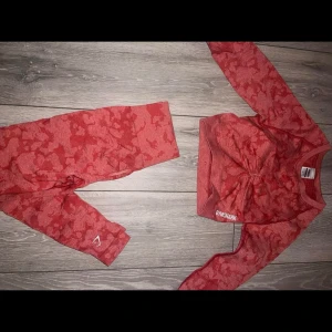 Gymshark  - Säljer ett rött Camo set från gymshark, nyskick.  Tights XS, topp i S. 