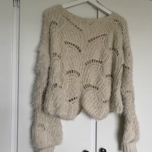 Lurvig sweater - En supermysig vit lurvig tröja från Bikbok Strl. M 🤍🤍