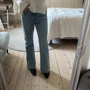 Snygga jeans från Levis som är lite vidare nertill! Sparsamt använda så i bra skick! Modellen är ”ribcage flair”. Jag är 165 cm!