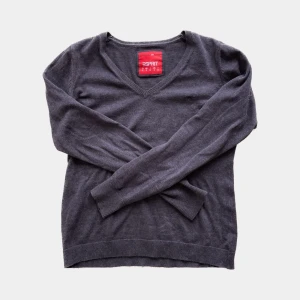 V-ringad tröja - Gråbrun v-ringad topp från Esprit i strl S 🫶🏼 Fraktas spårbart för 49 kr! 💌