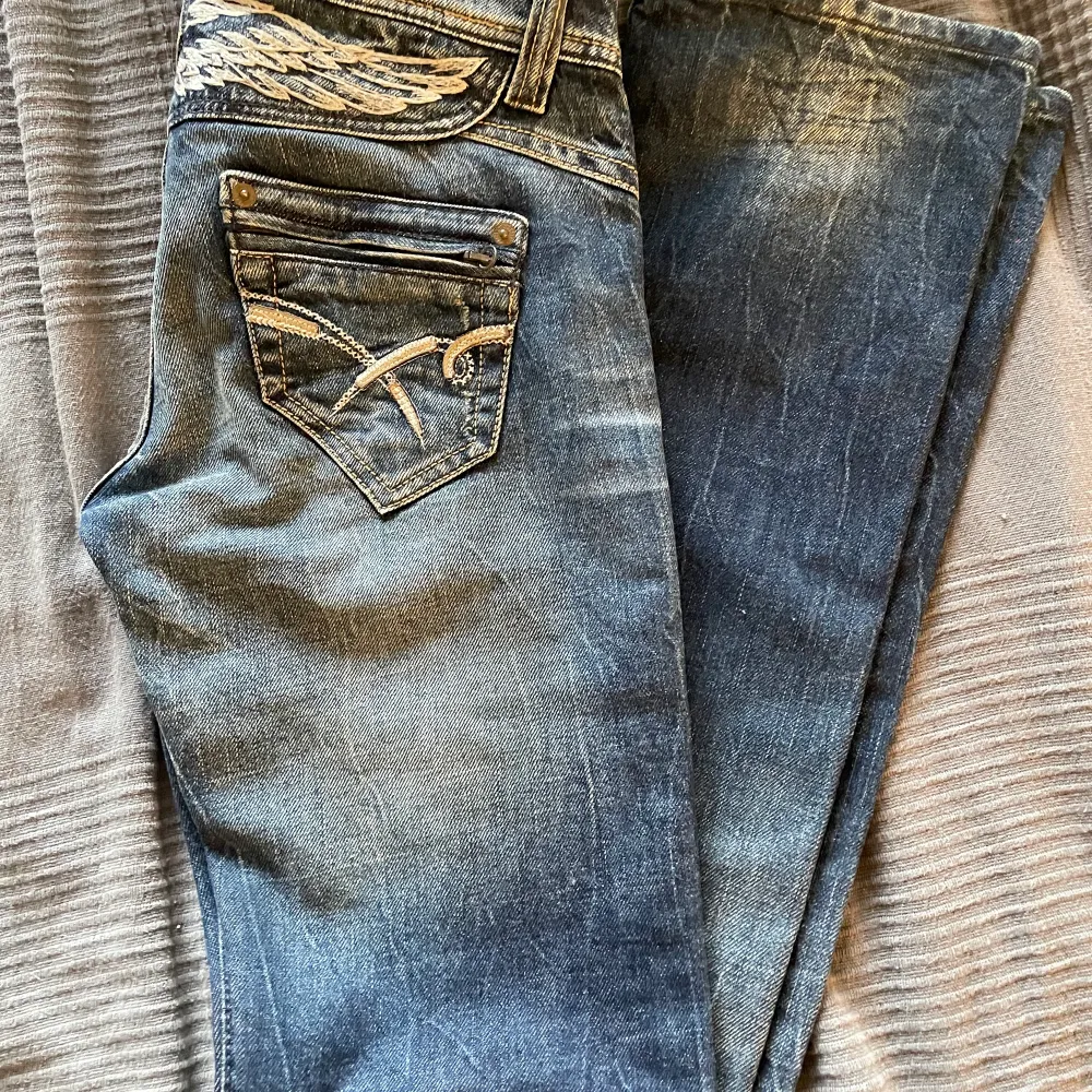 Jätte snygga low rise jeans med design i bak, säljer pga att dom tyvärr är för små för mig💓 Köpare står för frakt💗. Jeans & Byxor.