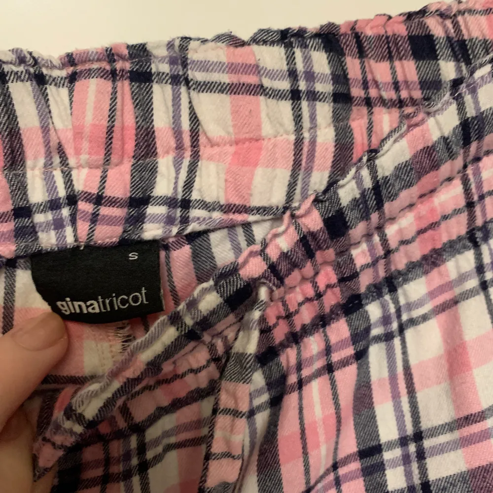 Jättesköna pyjamasbyxor från Ginatricot! Säljer eftersom de är för små för mig, använda få gånger. Skriv för fler bilder💕Köparen står för frakten!. Jeans & Byxor.
