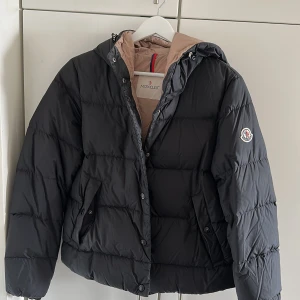 Moncler Jacka - säljer min moncler vinterjacka i storlek small färg svart. Köpt på NK i stockholm för 3 år sen, använd sparsamt. Köpt för ca 10 000. 