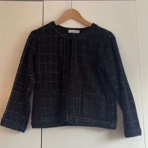 Zara tweed jacket - Så snygg zara tweed jacket! Handlad på barnavdelningen men funkar som en XS/S💕Säljer då den är för liten för mig som är storlek M/L. Använd ett fåtal gånger och i väldigt fint skick🥰 Skriv för fler bilder, budgivning från 90💕