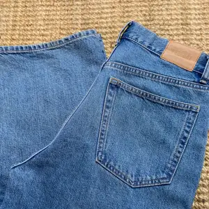 Ett par weekday jeans. Använt ett fåtal gånger är i väldigt bra skick. Bara att skriva för fler bilder:)  Ytterben 99,5 cm Benöppning 21,5 cm