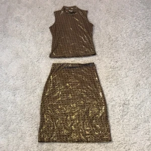 Kjol & topp - Kjol & topp från sisters, strl M/L på kjolen & strl S/M, guldigt, brunt, bra skick😊💕