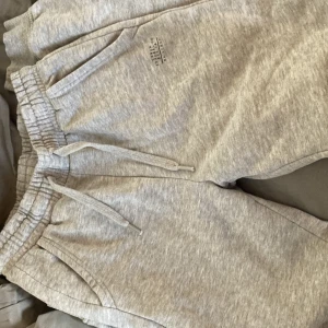 Gråa byxor  - Jag säljer ett par gråa mjukisbyxor i storlek 152 från Kappahl. Där är inga håll eller liknande.