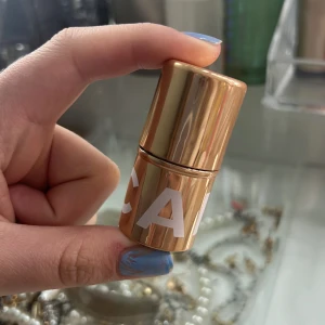 Caia Highligher - Denna produkt är från Caia Cosmetics,Den har testats en gång förut med en borste. Nästan ny och kostar 100 mindre pengar än vanligt. 