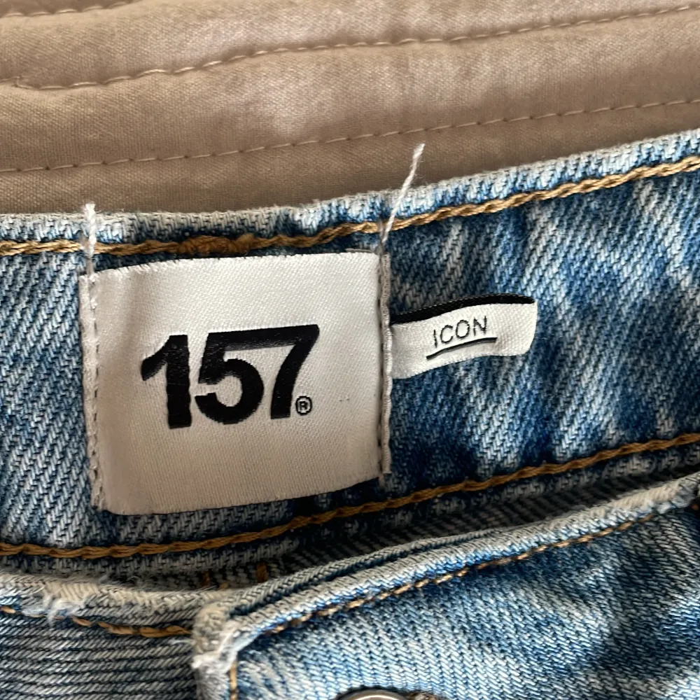 Hej! Säljer dessa jeans från Lager 157, deras låg midjade byxa ”ICON”. Jag säljer dessa då de är förstora för mig. Det är i nyskick och endast använda 1 gång.  Storlek M. 250kr+frakt , kan även mötas upp i Skövde. Skriv vid intresse💓. Jeans & Byxor.