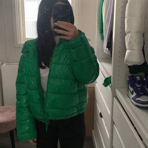 Grön glansig jacka från Zara i storlek S💞säljer för 200kr + frakt. pris kan diskuteras