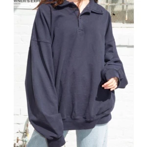 Brandy Melville tröja -  En supermysig oversized tröja med polokrage från Brandy Melville i marinblått. ⚓️ Sweatshirt material. Ingen storlek står med den uppskattas till L-XL då den är oversize 