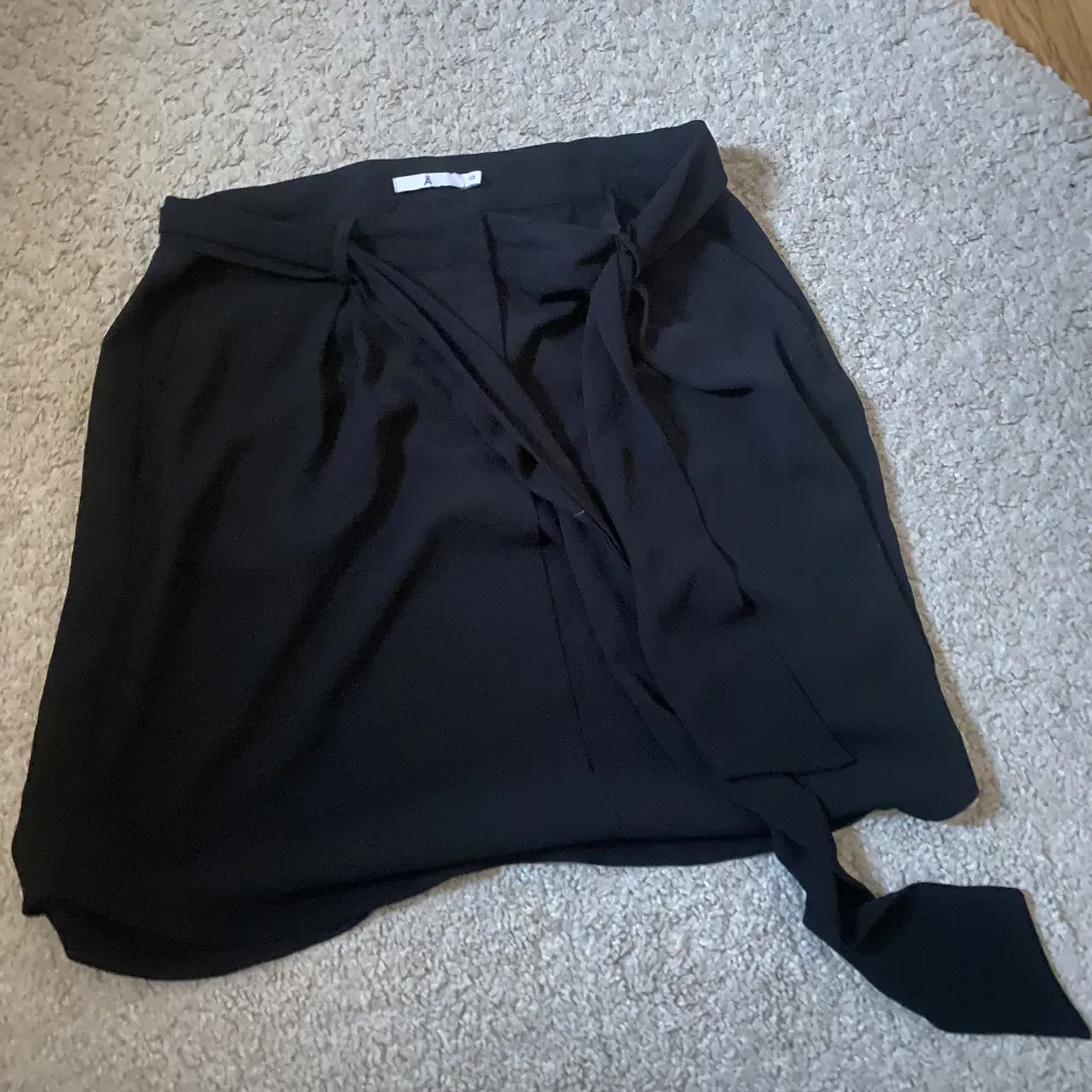 Flowig svart kjol - Storlek 42 - Ordinarie från Åhléns - Köparen betalar för frakt - Inga returer - Betalning via köp direkt . Kjolar.