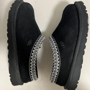 UGG Tasman slippers - Selling my Ugg Tasman slippers, good condition. Size EU 39. Black These shoes have no stains/defects!
