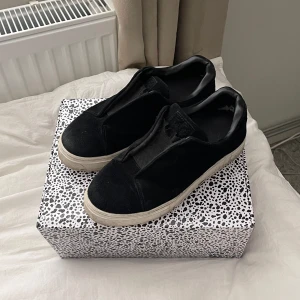 Eytys Doja S-O Sneakers - Eytys Doja S-O Sneakers storlek 38/39. Säljs då dom inte kommer till användning längre. Lite slitningar i sulan och vid ena skons häl.  Nypris 2000 kr 