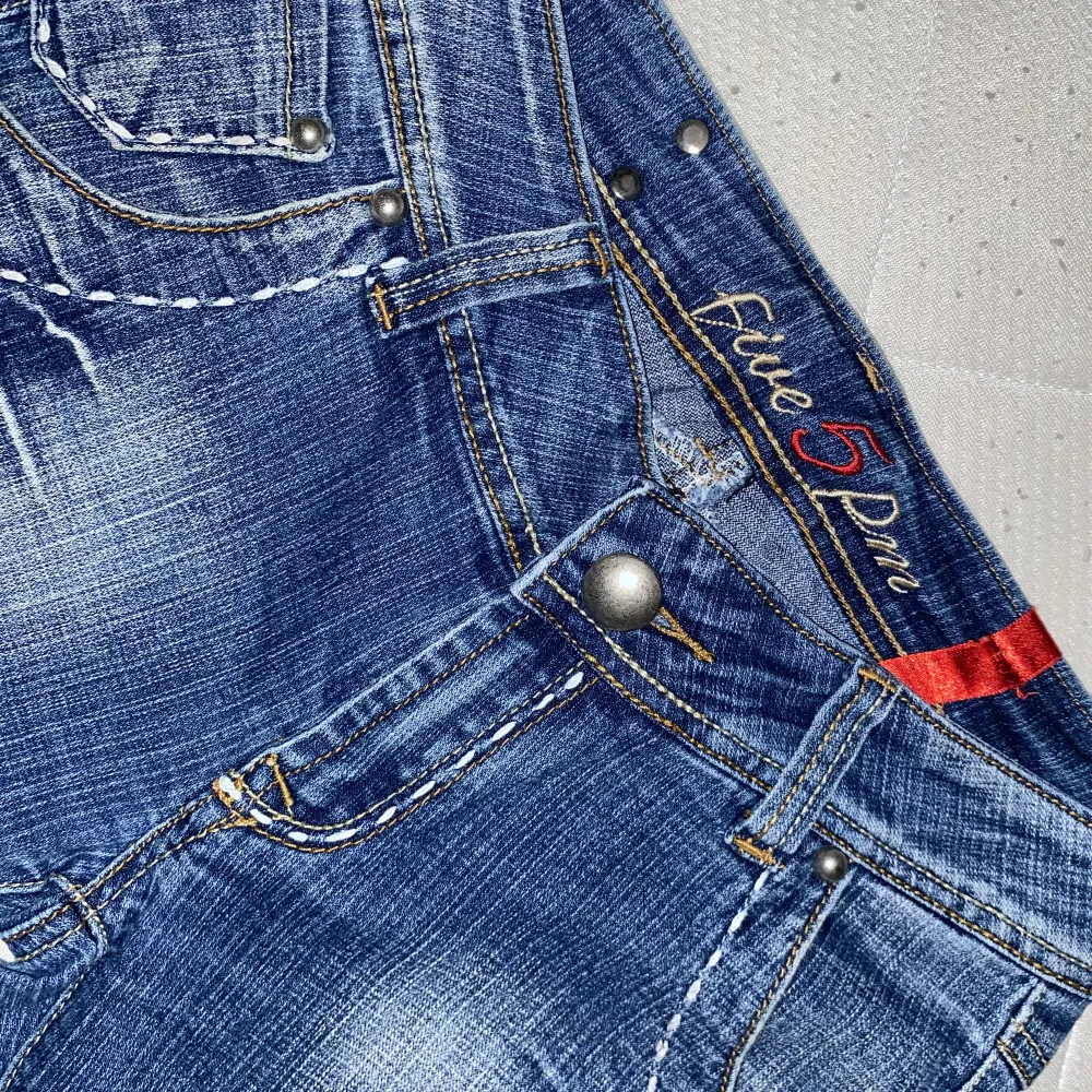 Vintage lågmidjade jeans shorts med fina broderingar på bakfickan. Använts några gånger. . Jeans & Byxor.