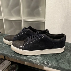 Lanvin skor - Storlek 43, använda men i gott skick. Fast vid priset men kan eventuellt gå ner en hundring eller två. 