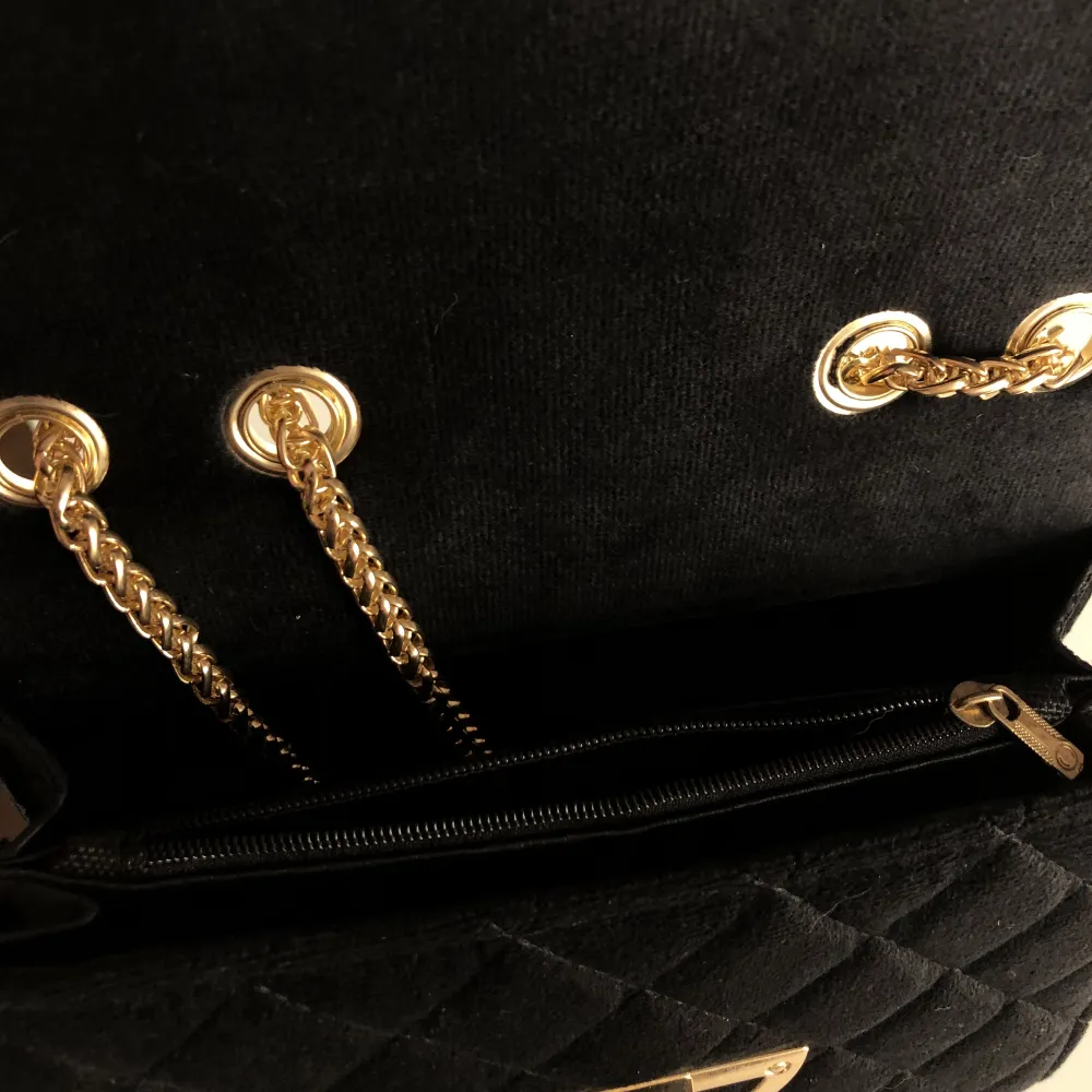 Säljer denna fina svarta väska då den kommer ej till användning, inga rostiga kedjor allt och fortfarande helt ny❤️. Väskor.