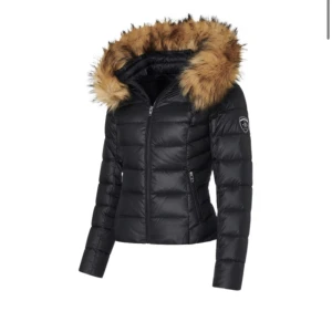 Vinter jacka - Säljer denna rock and blue jackan som e på bilden. Skriv för fler bilder. Köpt förra året för 1700 kr. Säljer pga att jag inte använder den alls längre. Ny skick. Storlek 36❤️  