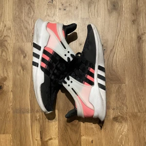 Adidas | EQT - Säljer för de tyvärr är för små för mig. Jättesköna att gå i eller träna i. 