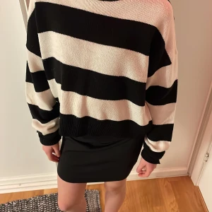 Stickad tröja - Vit randig stickad tröja.