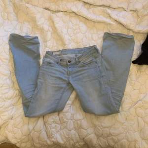 Så fina ljusblåa jeans som är lite för stora för mig 💖 supersnygga passar till allt 😻 midjemått tvärs över: 40 cm, midjemått runt: ca 80 cm, innerbenslängd: 77 cm 