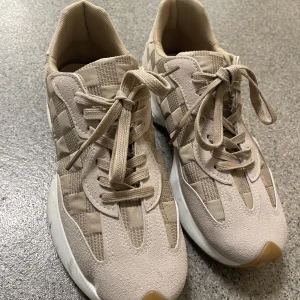 Sneakers - Använda inomhus 1 gång. Små i storleken passar 40! 💖