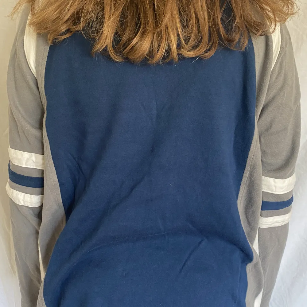 Snygg sweatshirt från gamla kapphals kollektion från 80-talet. Lite längre storlek.. Hoodies.