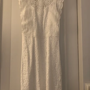 Studentklänning - Vit spetsklänning från Only, perfekt till studenten✨