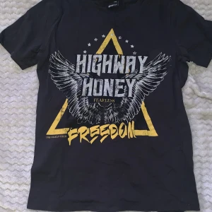 T-shirt  - Snygg T-shirt från ginatricot!💋⚡️ Storlek xxs men passar även xs! 