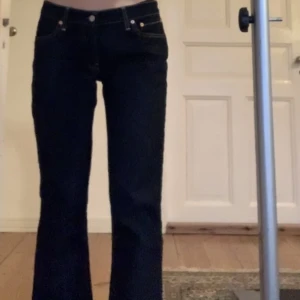 Levis jeans  - Skit snygga mörkblåa Levis jeans. vida i benen/bootcut. Väldigt lågmidjade 