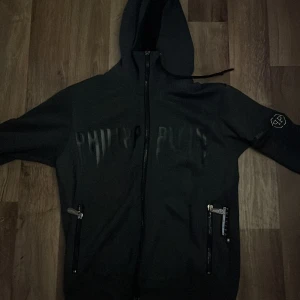 Phillip plein tröja - Phillip plein zip-hoodie i bra skick. Pris kan diskuteras