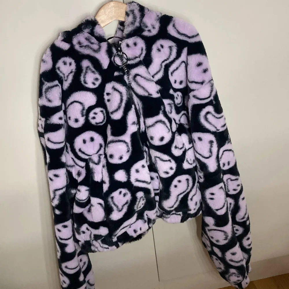 Säljer den här smiley hoodien i fleece som är i storlek xxs. Den har har endast använts några gånger så är i fint skick.💜⭐️. Hoodies.