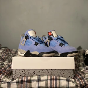 JORDAN 4”UNC” - Har används 3 gng i torr väder i Usa där jag köpte dem skicket är 10/10 utan creases är äkta skriv för mer bilder Öppen för bytten