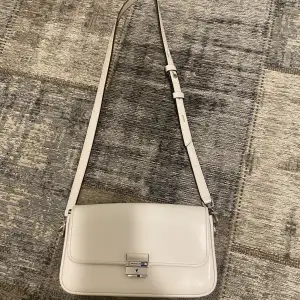 En ny vit handväska från Michael Kors.  Har använt den två gånger.  