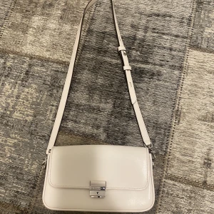 En ny vit handväska från Michael Kors  - En ny vit handväska från Michael Kors.  Har använt den två gånger.  