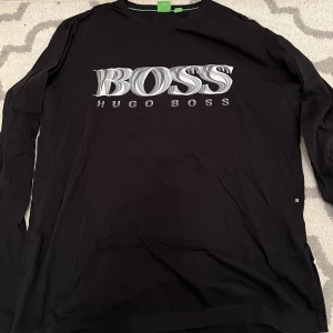 Hugo Boss tröja - Väldigt fin Hugo Boss lång tröja. I princip helt oanvänd. I storlek XL