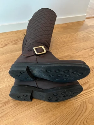 Boots höga Urban Project - Säljer mina super sköna stövlar i äkta läder, använda ett få tal gånger 