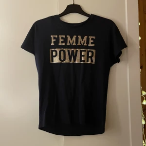 T-shirt  - Inte så mkt använd. Bra skick 